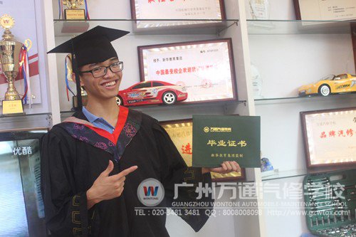毕业礼，黎朝阳笑容灿烂