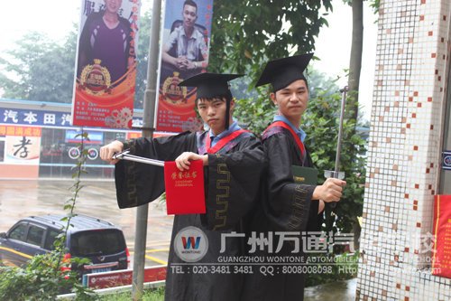 温圣贤（右）和同学合照
