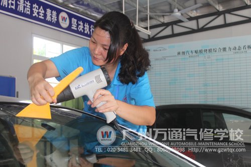 进入决赛的女选手刘爱清在参加比赛