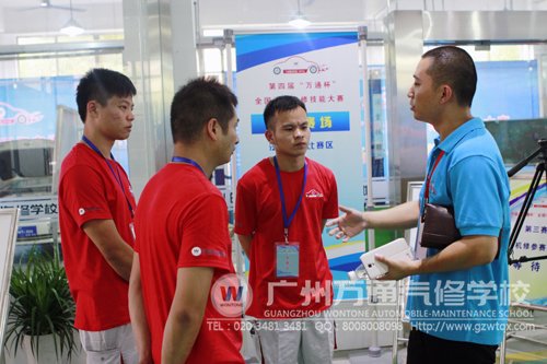赛前领队教师在嘱咐参赛选手注意事项