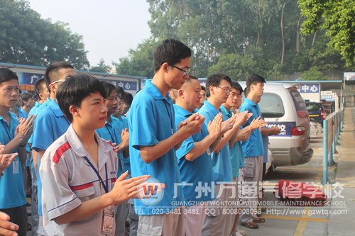 同学们热情鼓掌