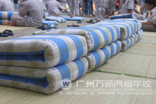 叠得整整齐齐的被子