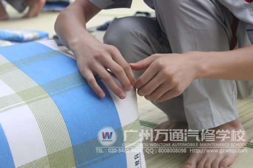 把被子整理得有棱有角