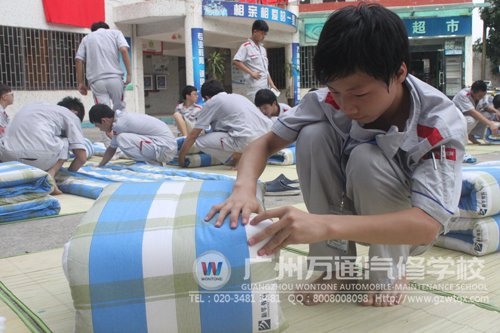 叠被子时一丝不苟