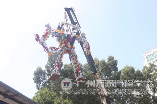 机器人吊起来了