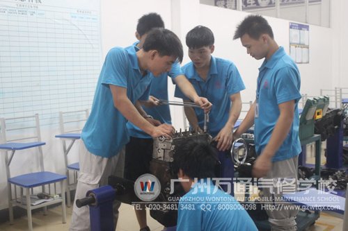 同学们正认真讨论