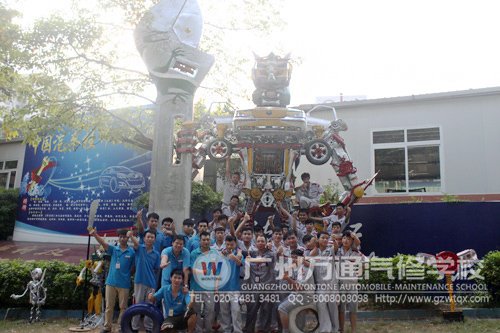 学习兴趣小组成员高兴地在汽车机器前合照