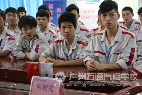 学弟们认真聆听
