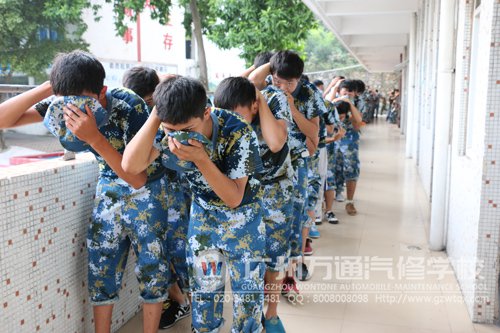 消防演习现场，同学们排好队有序逃离现场