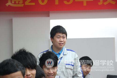 现场同学起立积极提问