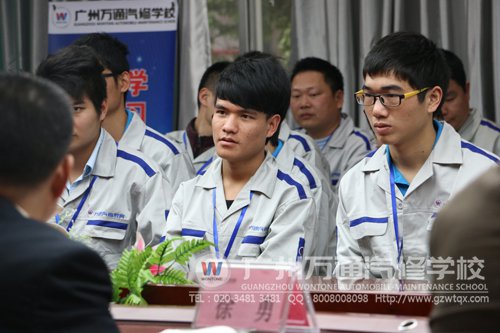 同学认真聆听