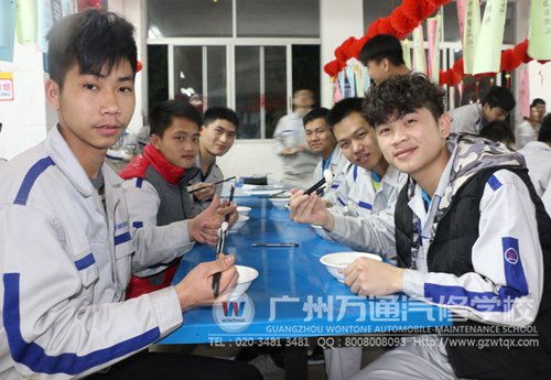 围坐一起吃汤圆，感受暖融融的“兄弟情”