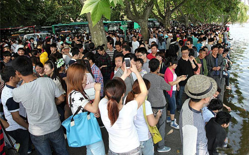 小编随便上网搜搜五一人多的图片，都是人挤人的，艾玛，这么多人，到底是看人还是人风景哟